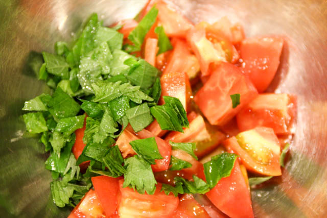 大葉（青じそ）とトマトの冷製パスタ　トマトと大葉を切る