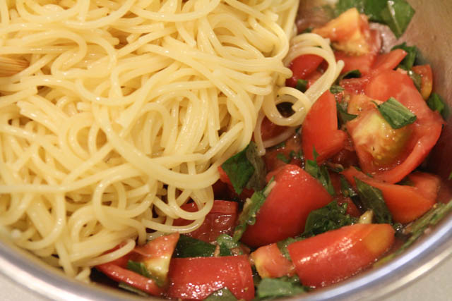 大葉（青じそ）とトマトの冷製パスタ　トマトと大葉にパスタを混ぜる